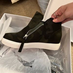 STEVE MADDEN CAMO WEDGE SNEAKERS- SIZE 7.5– NEVER WORN